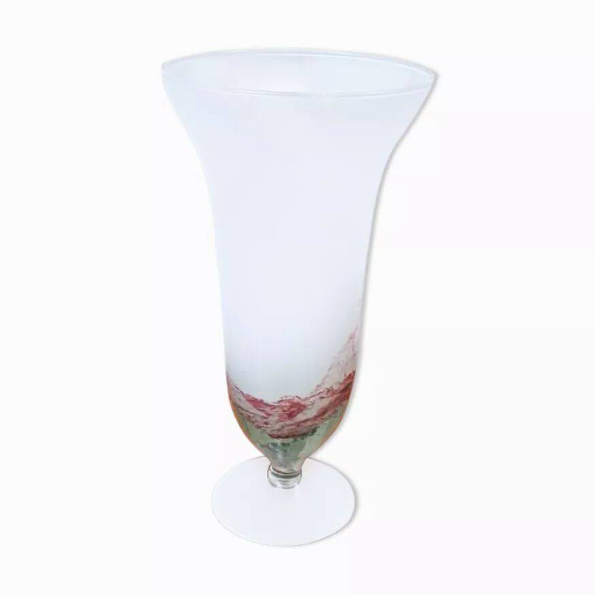 Vase trompette sur pied en verre soufflé.