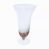 Vase trompette sur pied en verre soufflé.