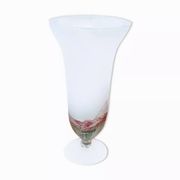 Vase trompette sur pied en verre soufflé.