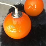 Paire de suspensions orange en verre opaline 70’s