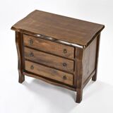 Commode à trois tiroirs en orme teinté