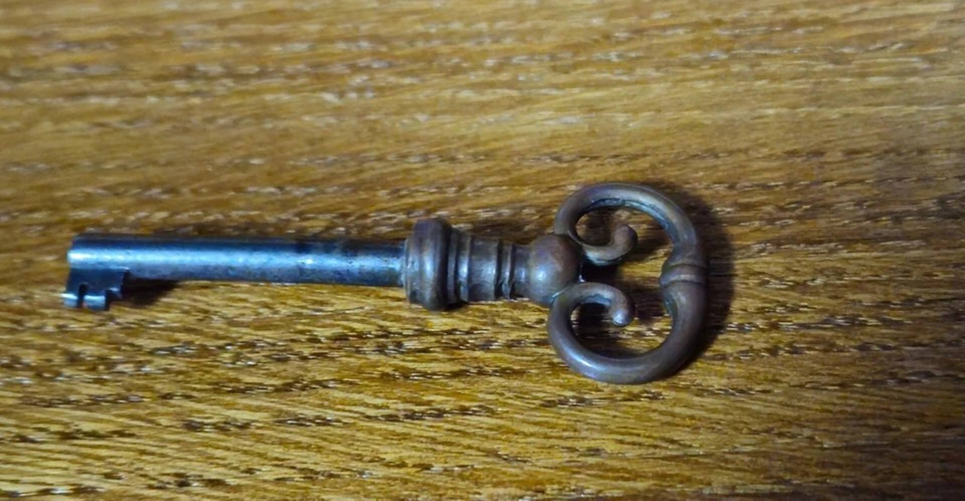 Curved Louis XV style armoire with floral marquetry, 20th century period.