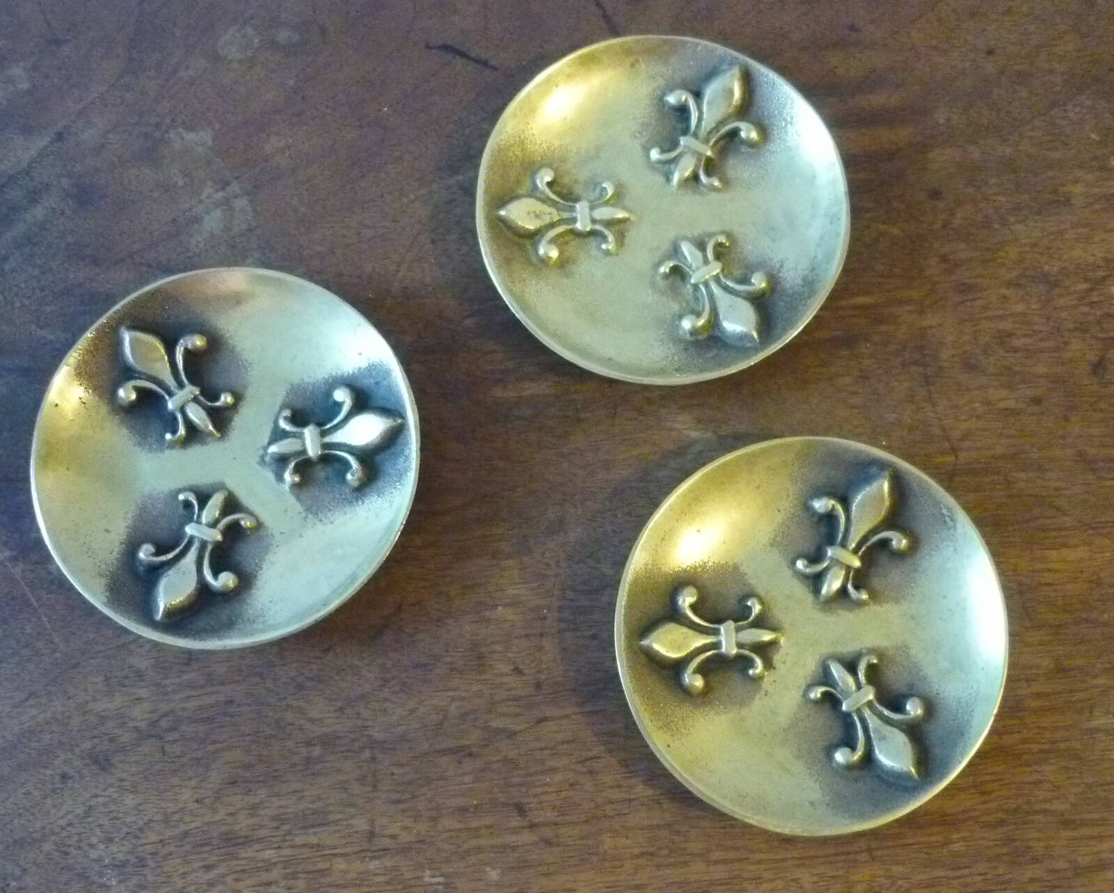 Bronze bowl decorated with fleur-de-lis