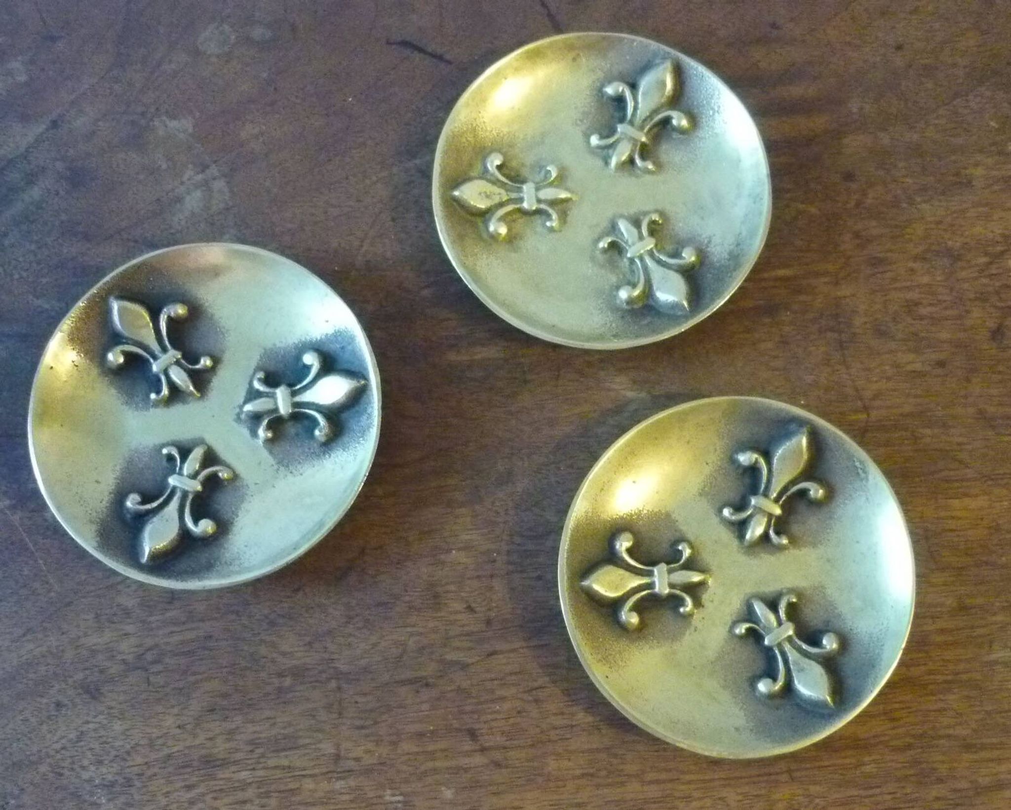 Coupelle en bronze décorée de fleurs de lys