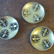 Coupelle en bronze décorée de fleurs de lys