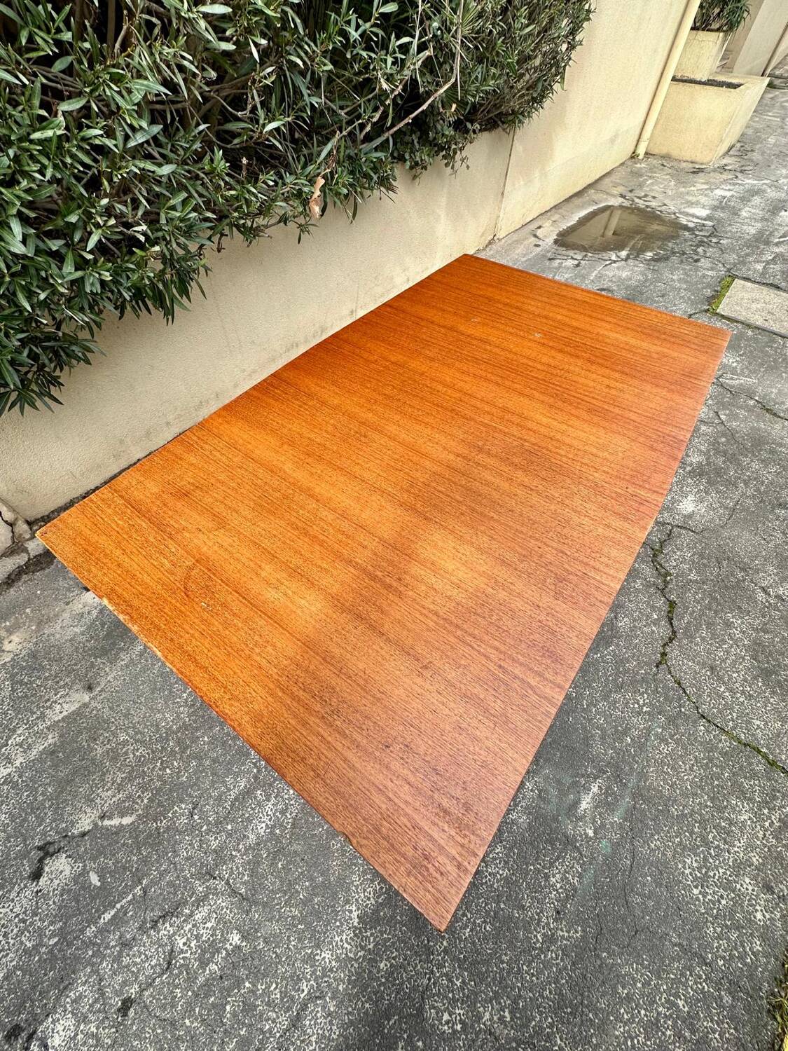 Scandinavian extendable dining table in teak veneer.