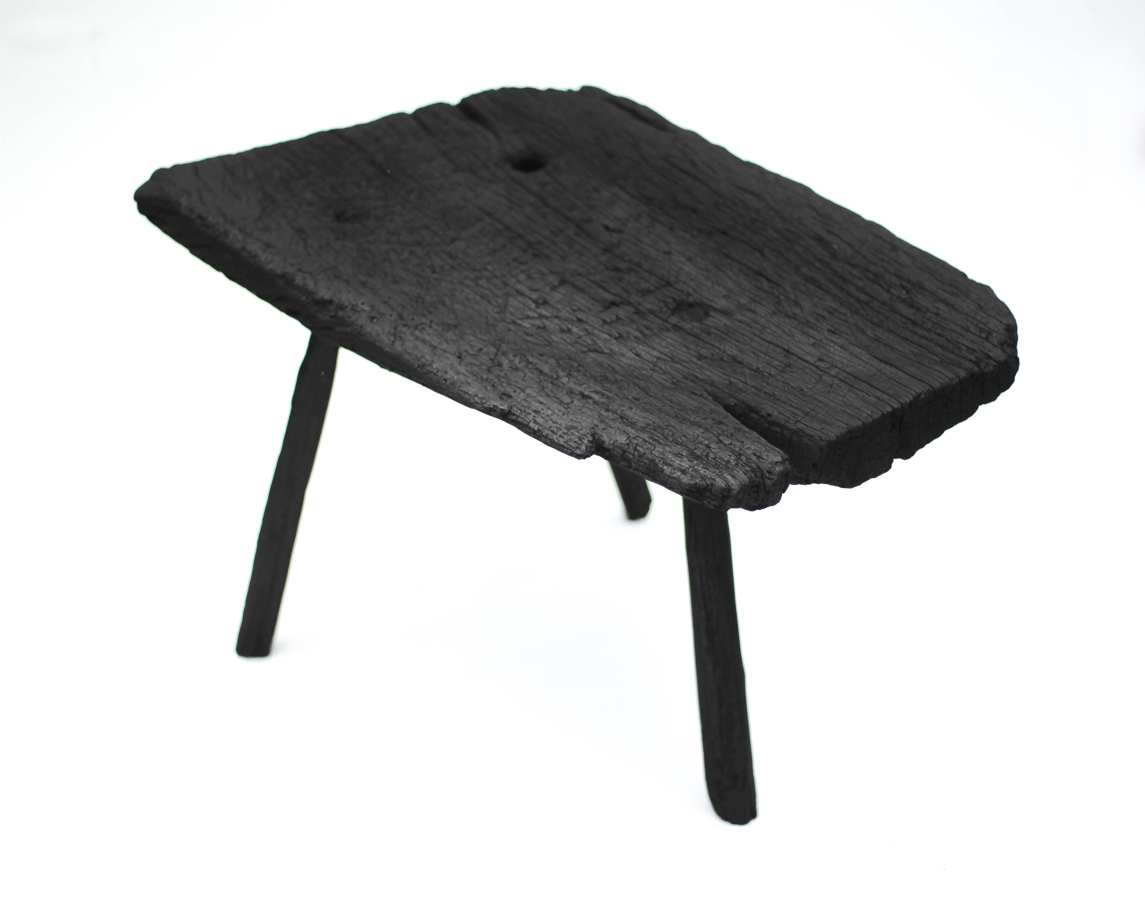 Table basse brutaliste tripode