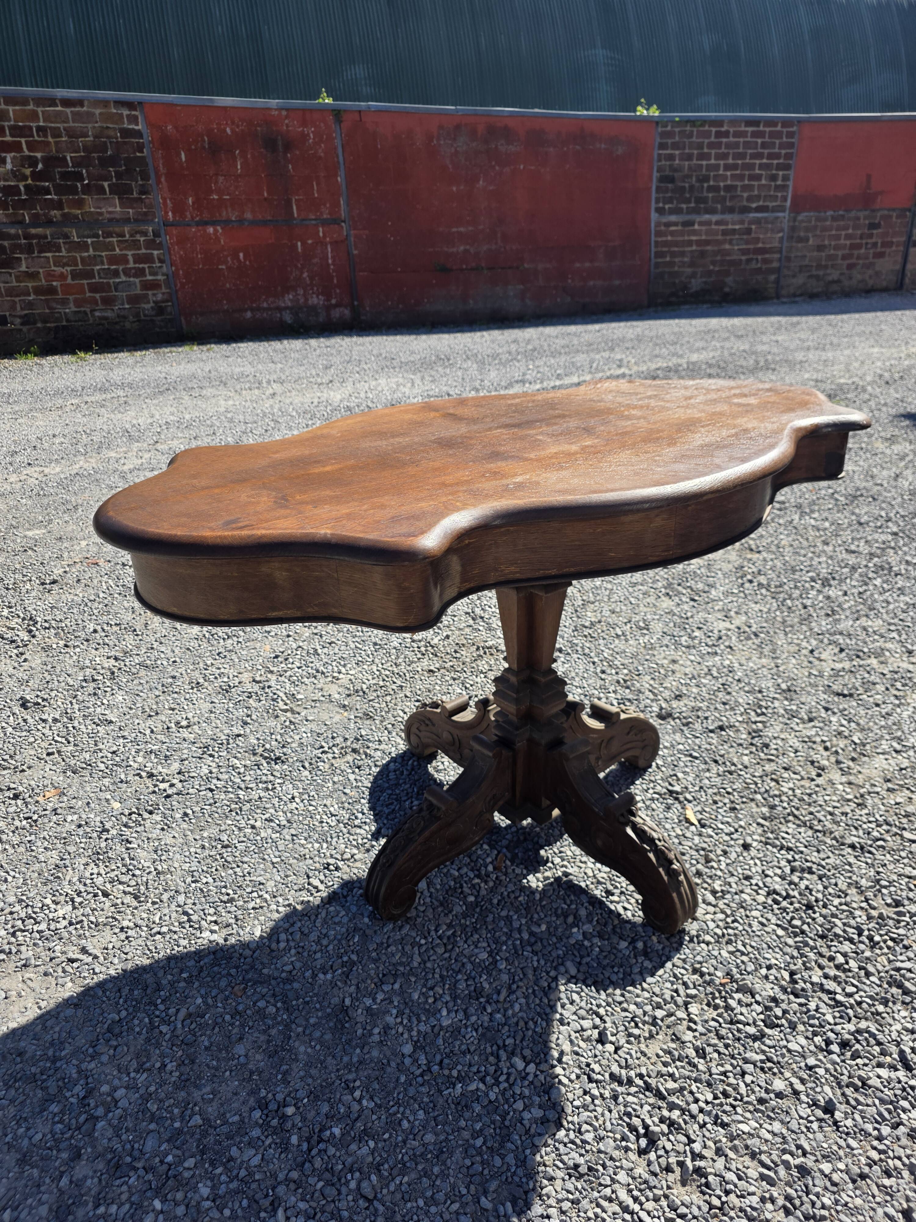 Antique round table in solid oak