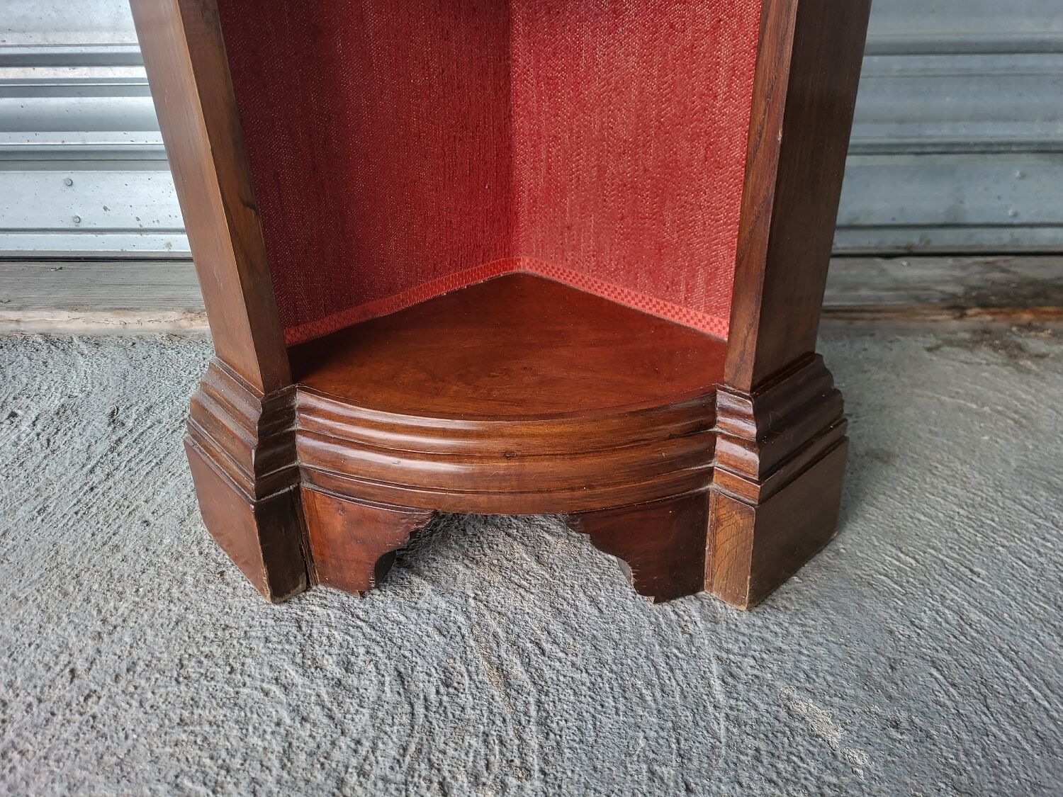 Authentic antique corner shelf unit in solid wood.