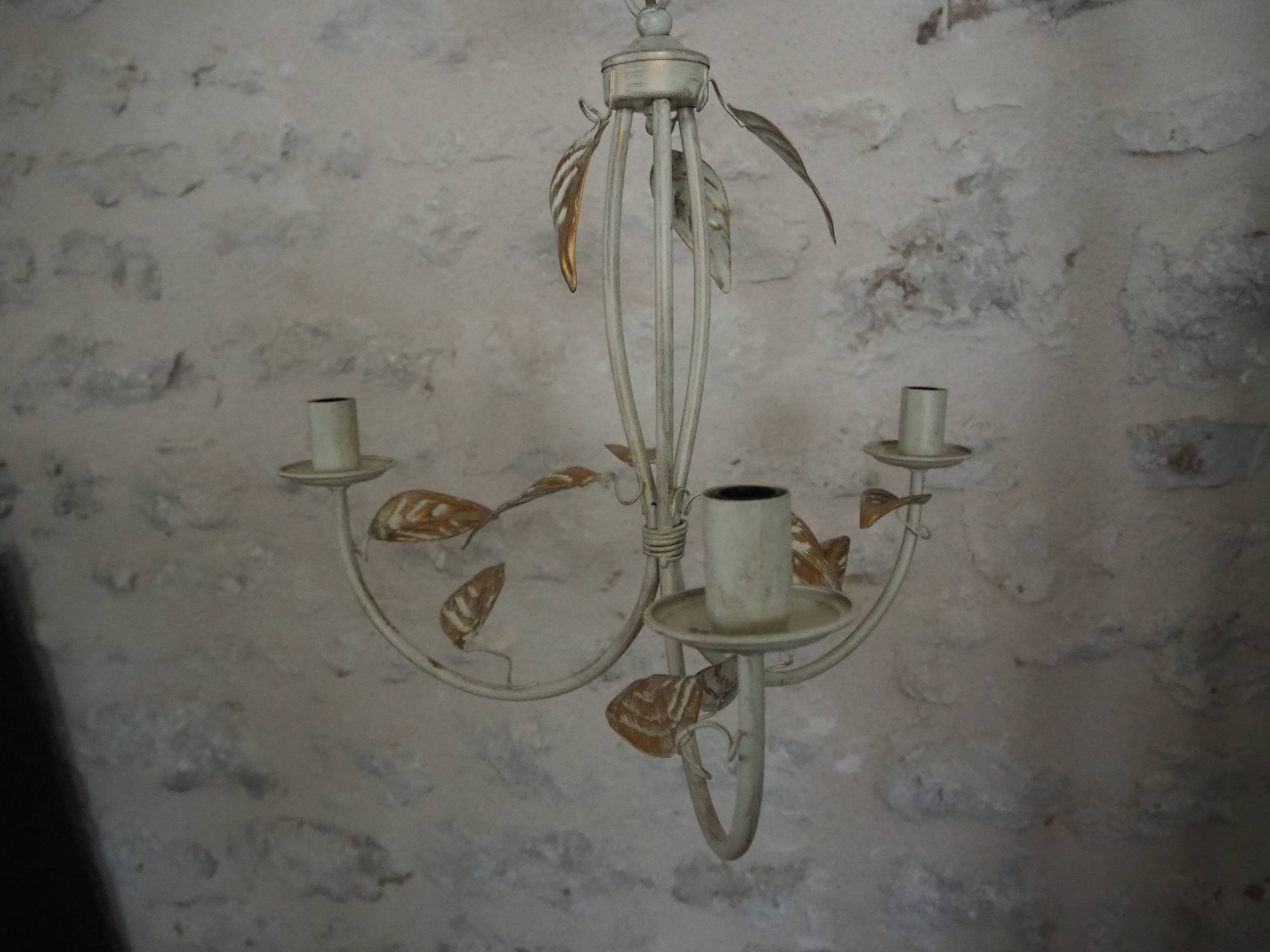 3-light pendant light in off-white color, gold edging and gold leaves