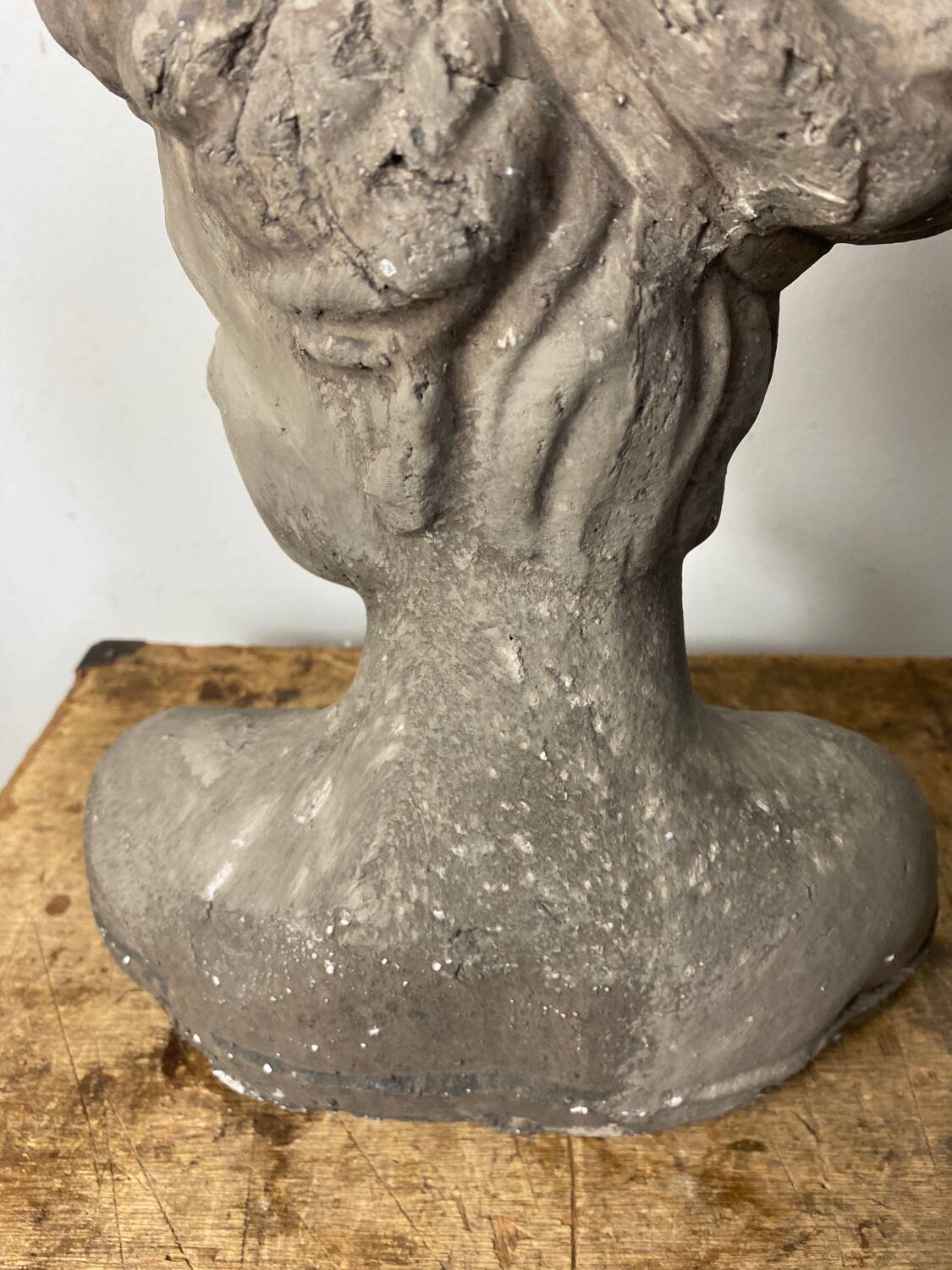 Buste de femme au chignon