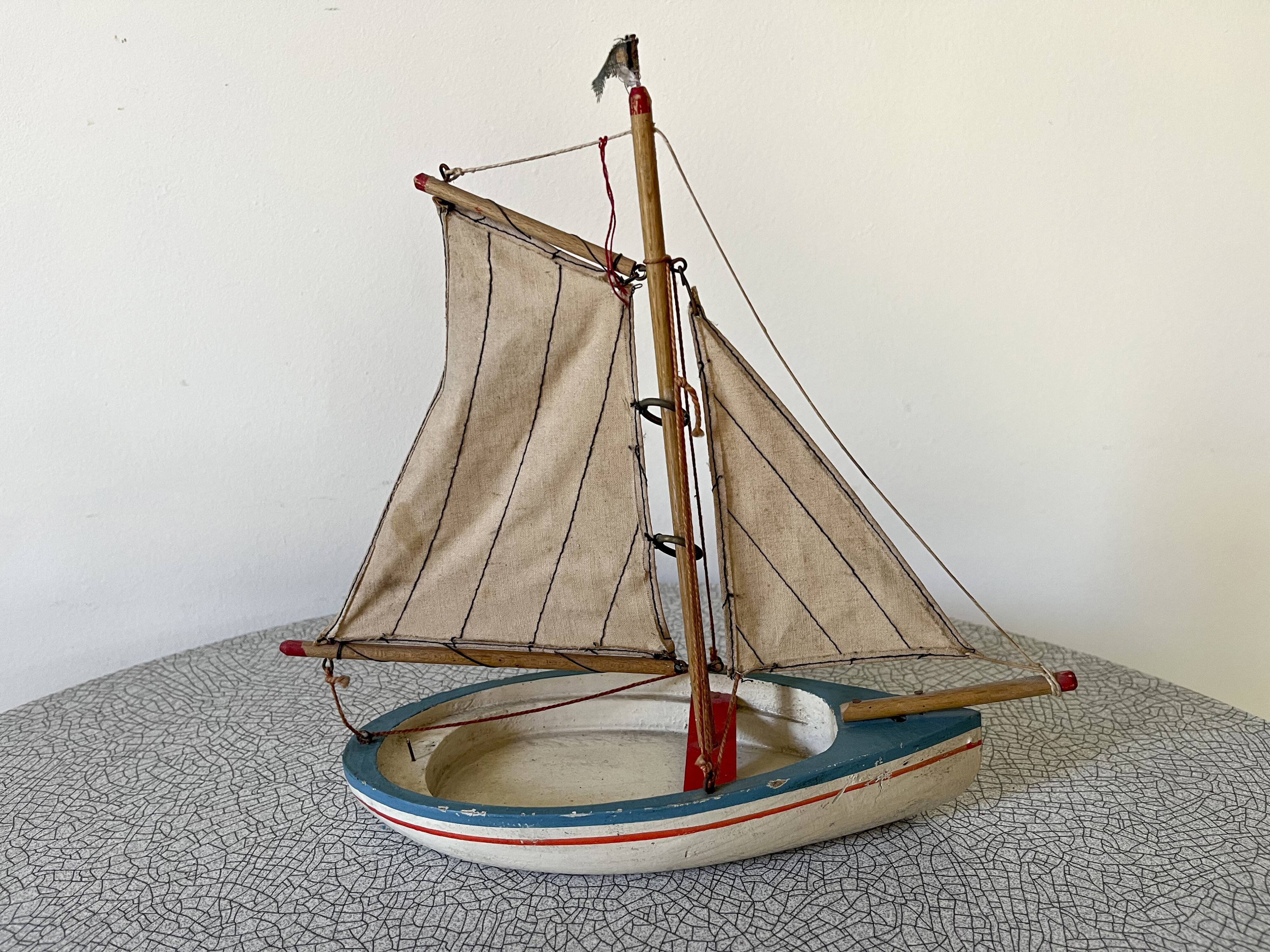 voilier-de-bassin-barque-navigable-en-bois-selency
