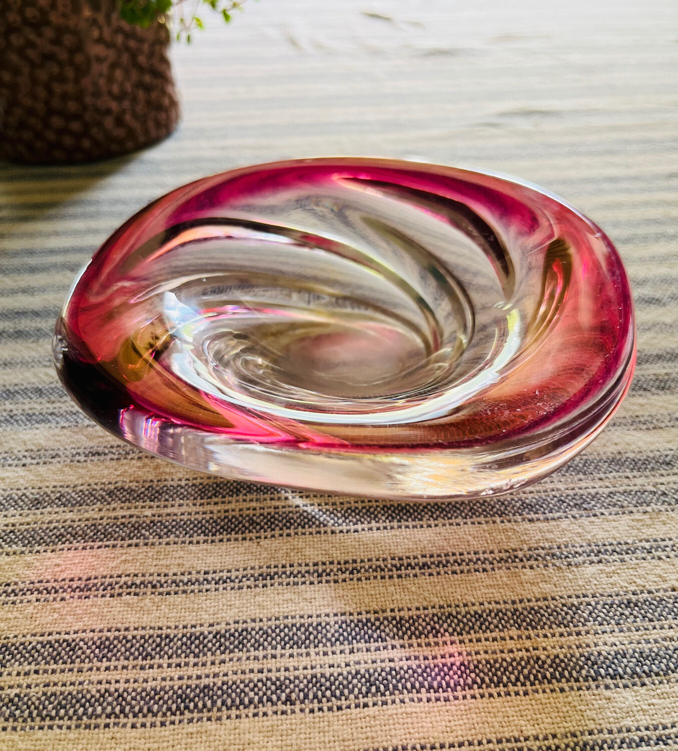 Empty pocket in pink tinted glass