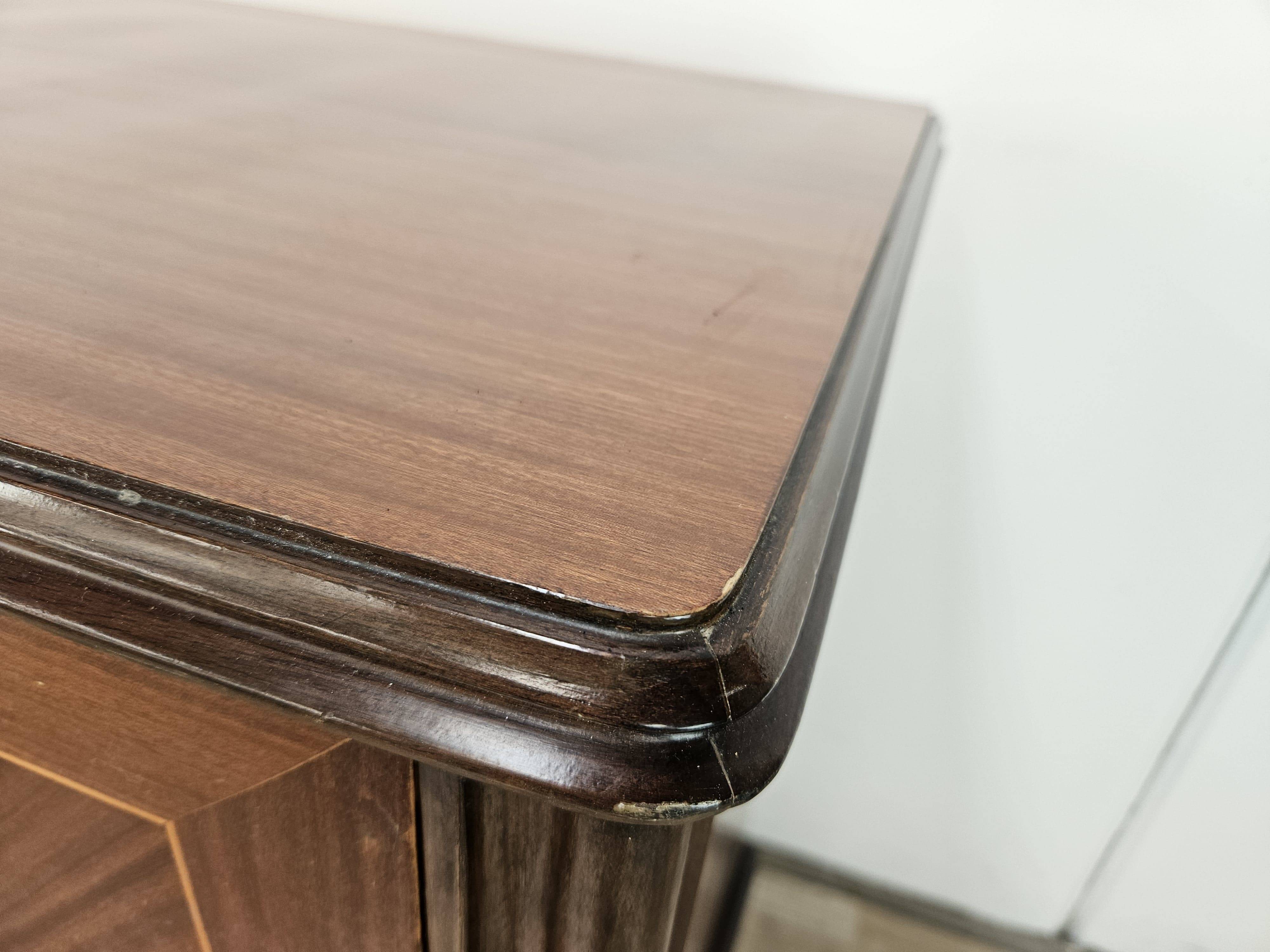 Commode des années 1980 en noyer, palissandre et érable.