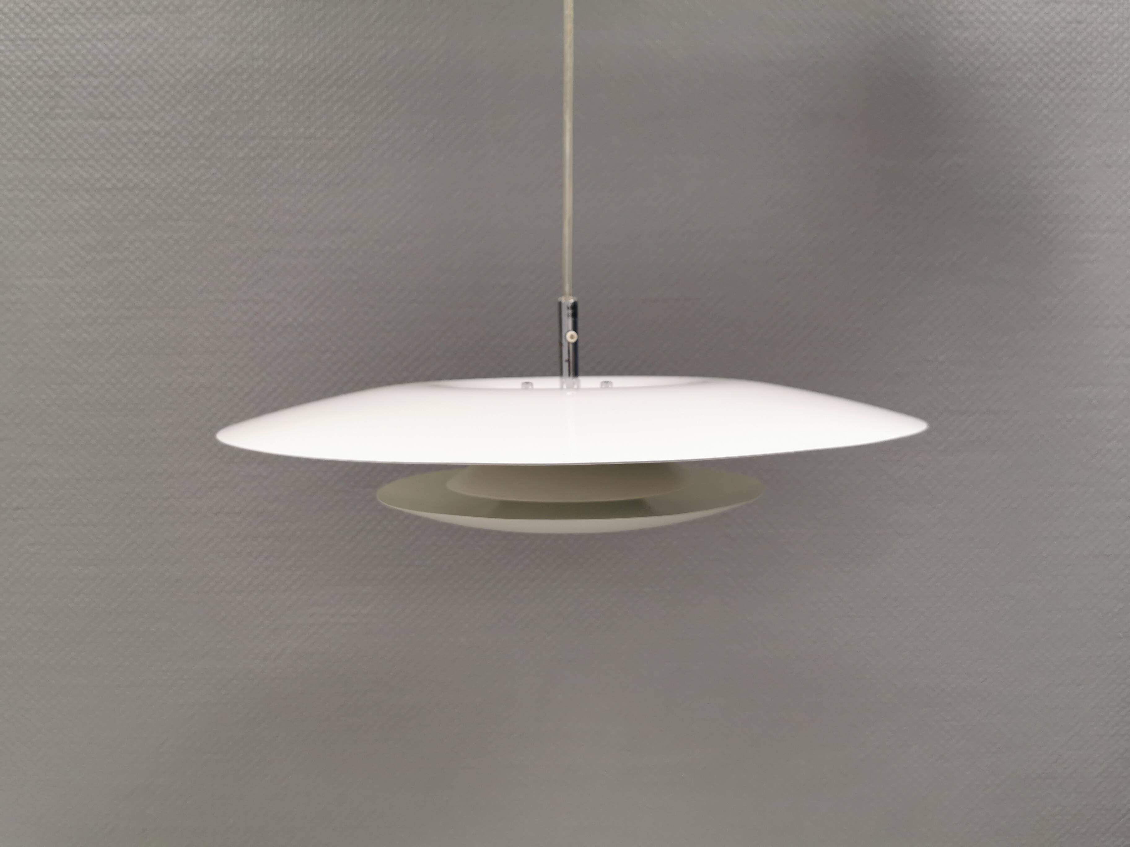 Lampe suspendue de la marque suédoise Belid, modèle Eclipse, début des années 2000.