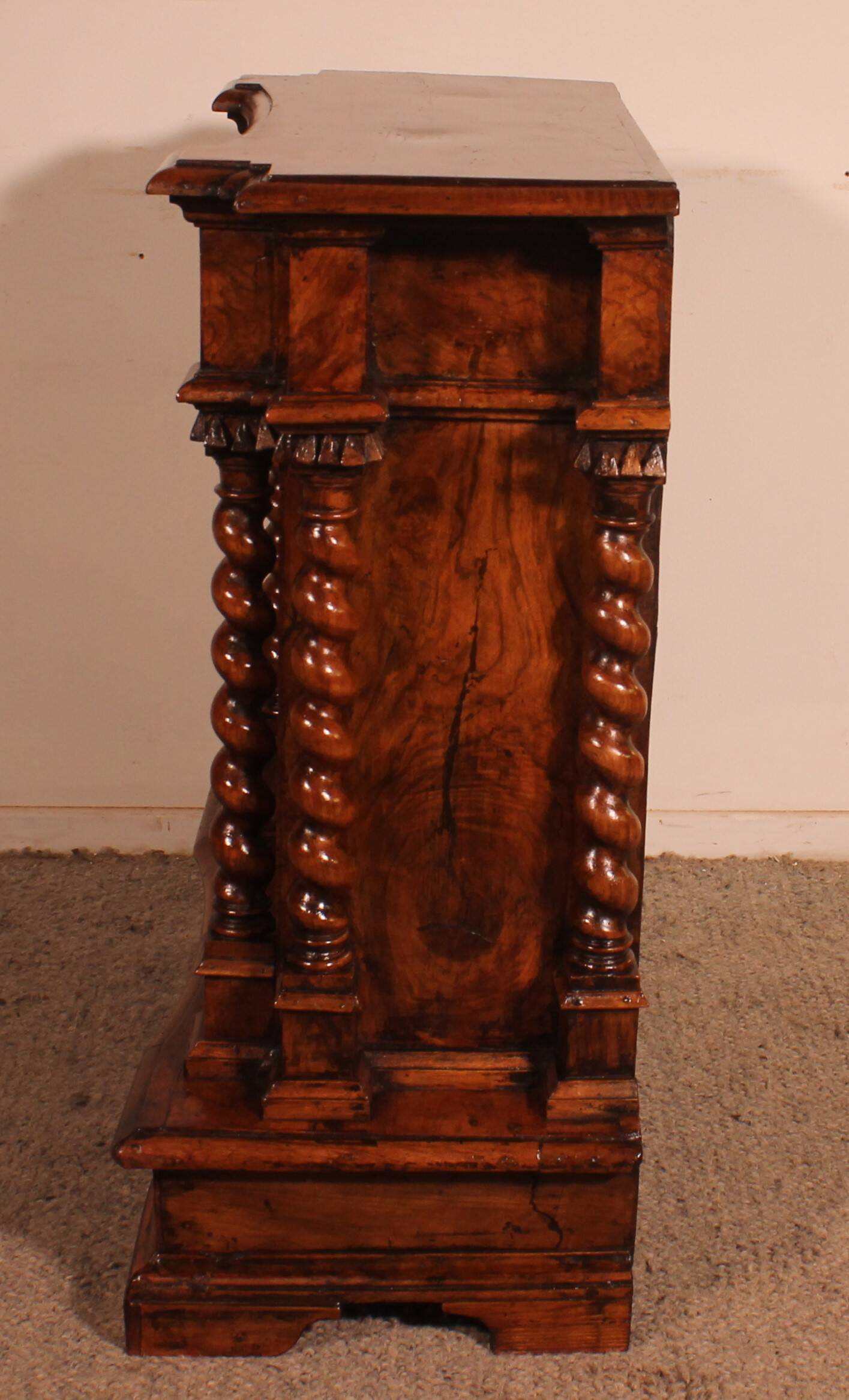 Italian Renaissance oratory in walnut and burl walnut - 17th century