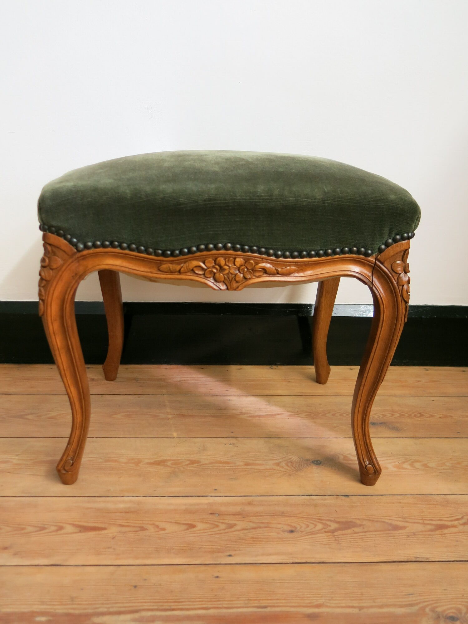 Louis XV footrest in carved wood and green velvet