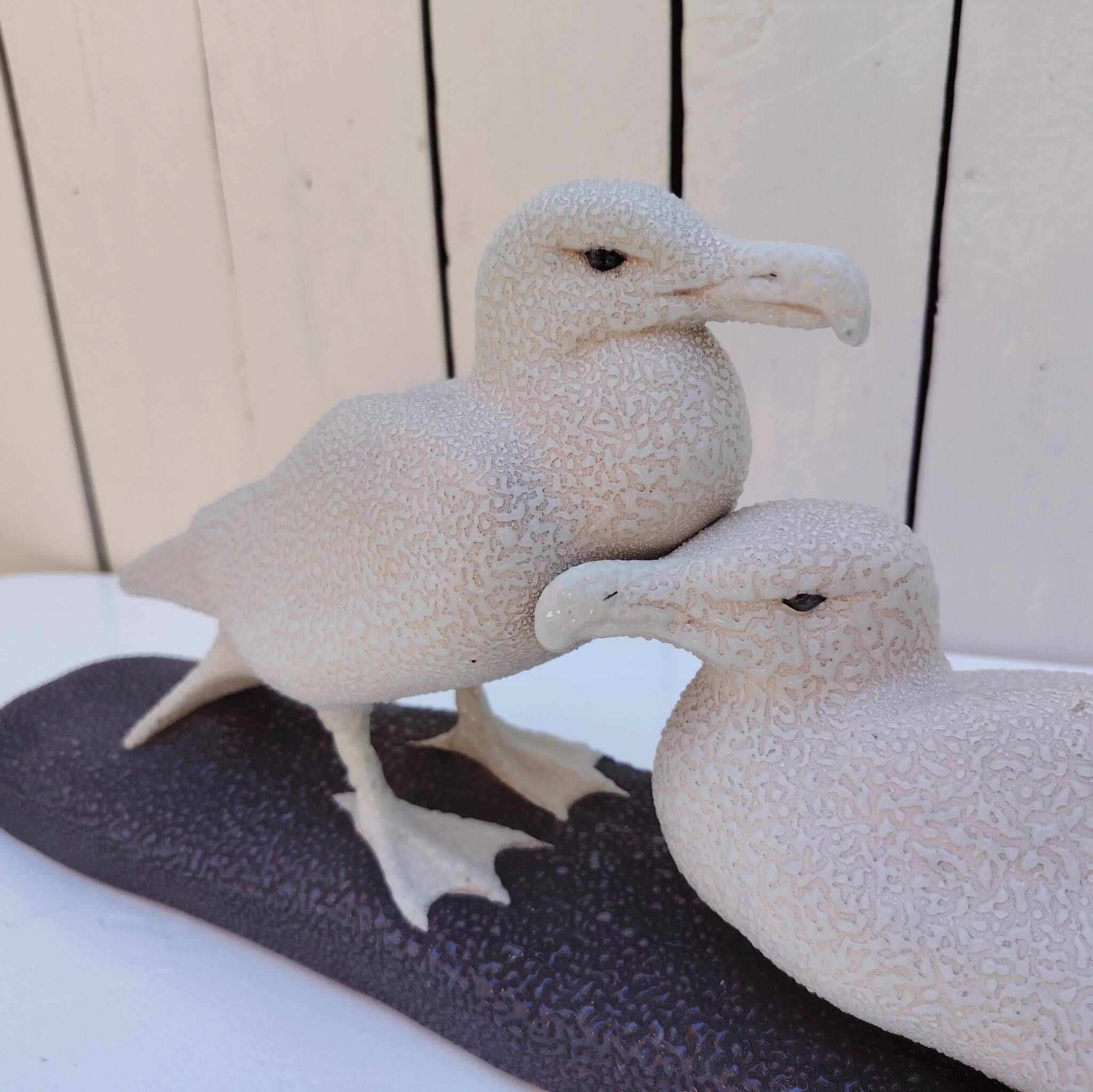 Couple de goélands en faïence de Sèvres, émail crispé