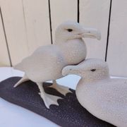 Couple de goélands en faïence de Sèvres, émail crispé