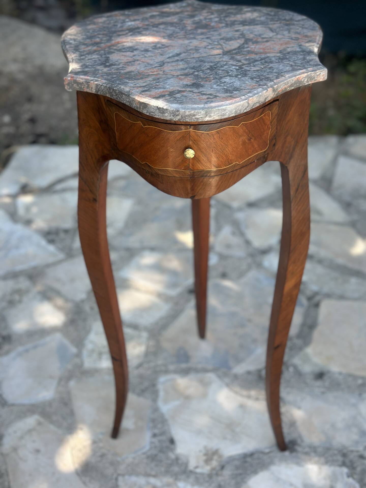Table volante en Marqueterie de bois précieux de style Louis XV .