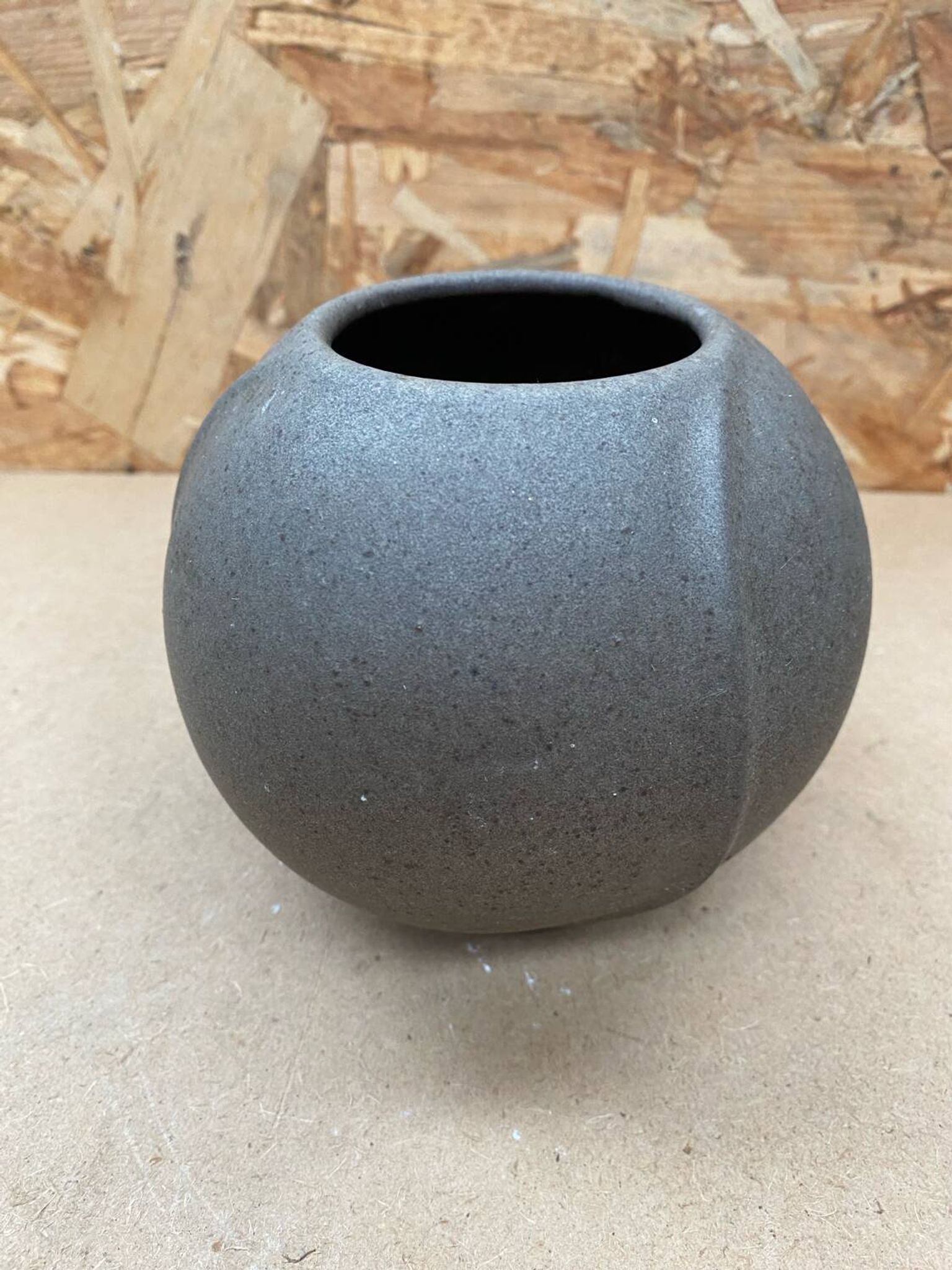 Ancien vase boule céramique grise vintage