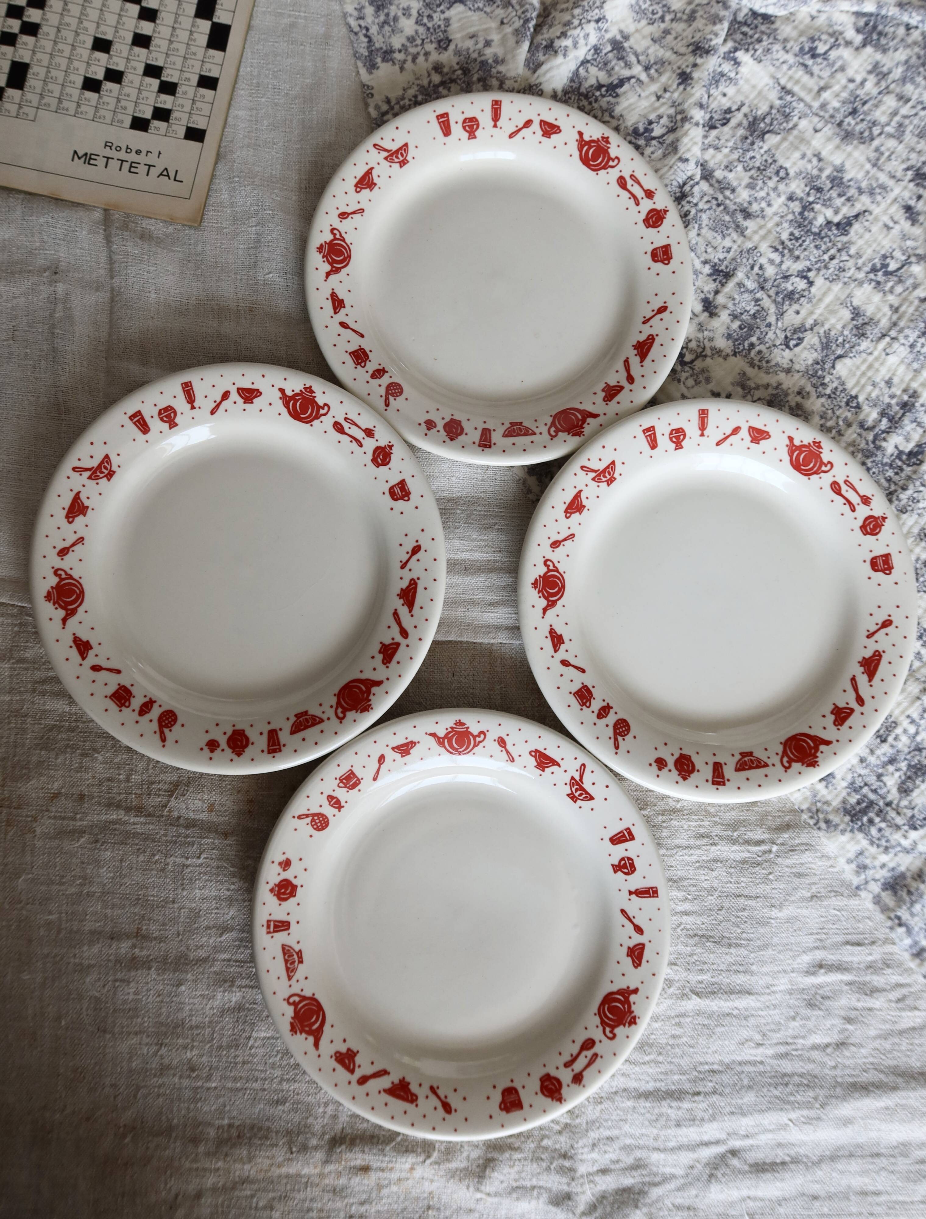 4 assiettes à dessert vintage en porcelaine à liseré rouge motif petit déjeuner