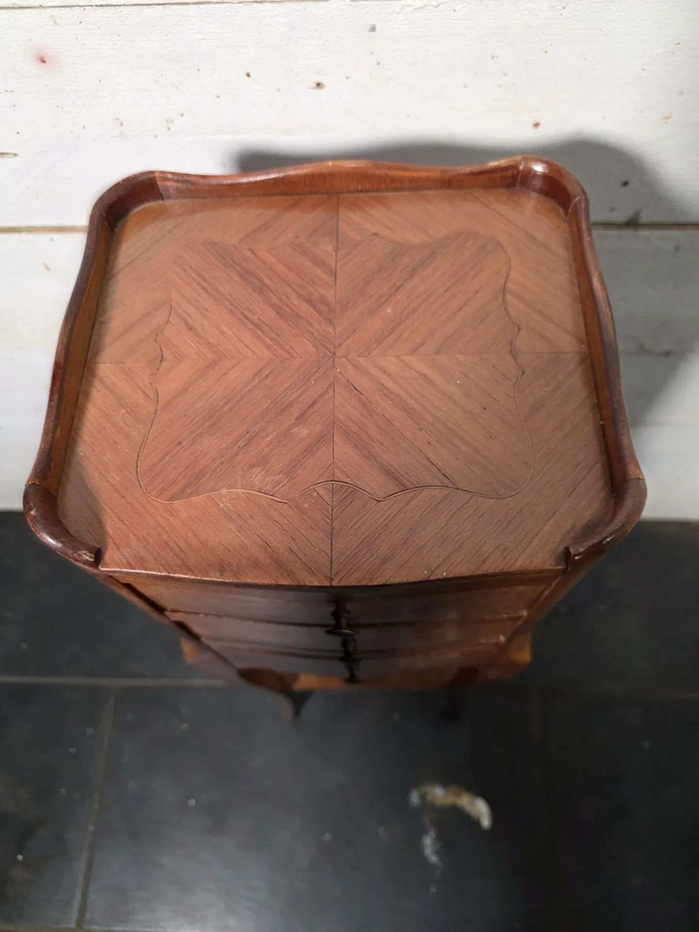 Table de chevet style Louis XV en marqueterie 