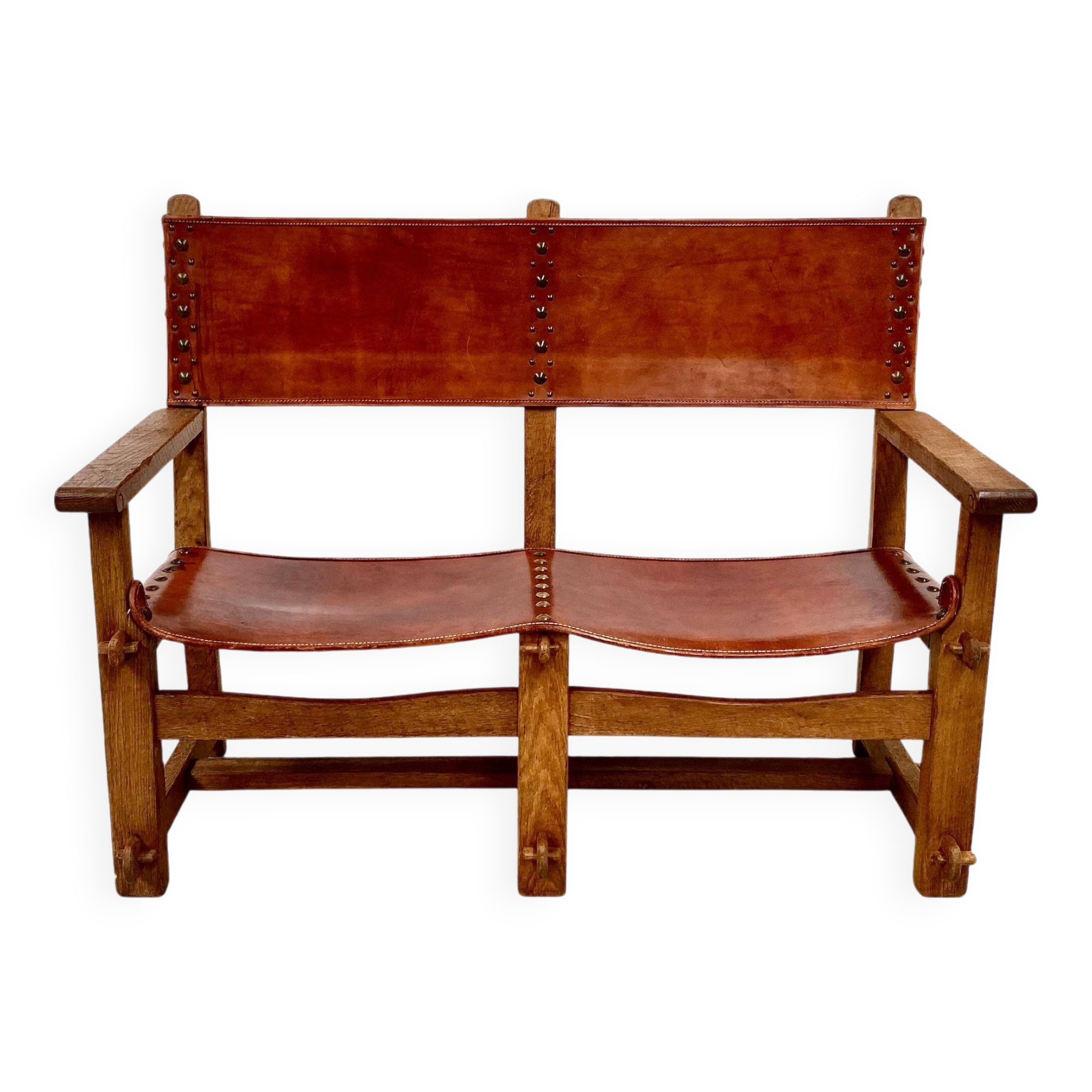 Banc de château brutaliste ancien fait main en chêne et cuir cognac, années 1920.