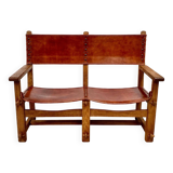 Banc de château brutaliste ancien fait main en chêne et cuir cognac, années 1920.