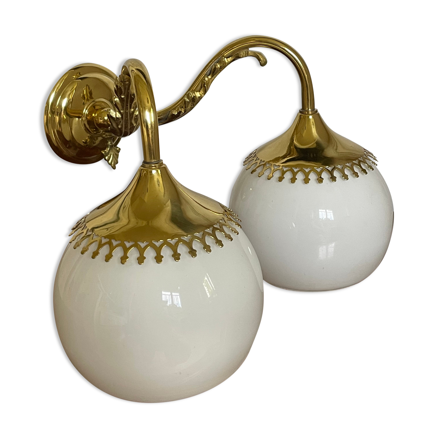 Paire d’appliques laiton et opaline vintage