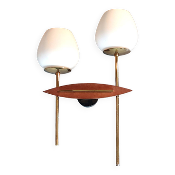 Applique à deux lumières en teck, laiton doré et opaline blanche Maison Lunel 1960.