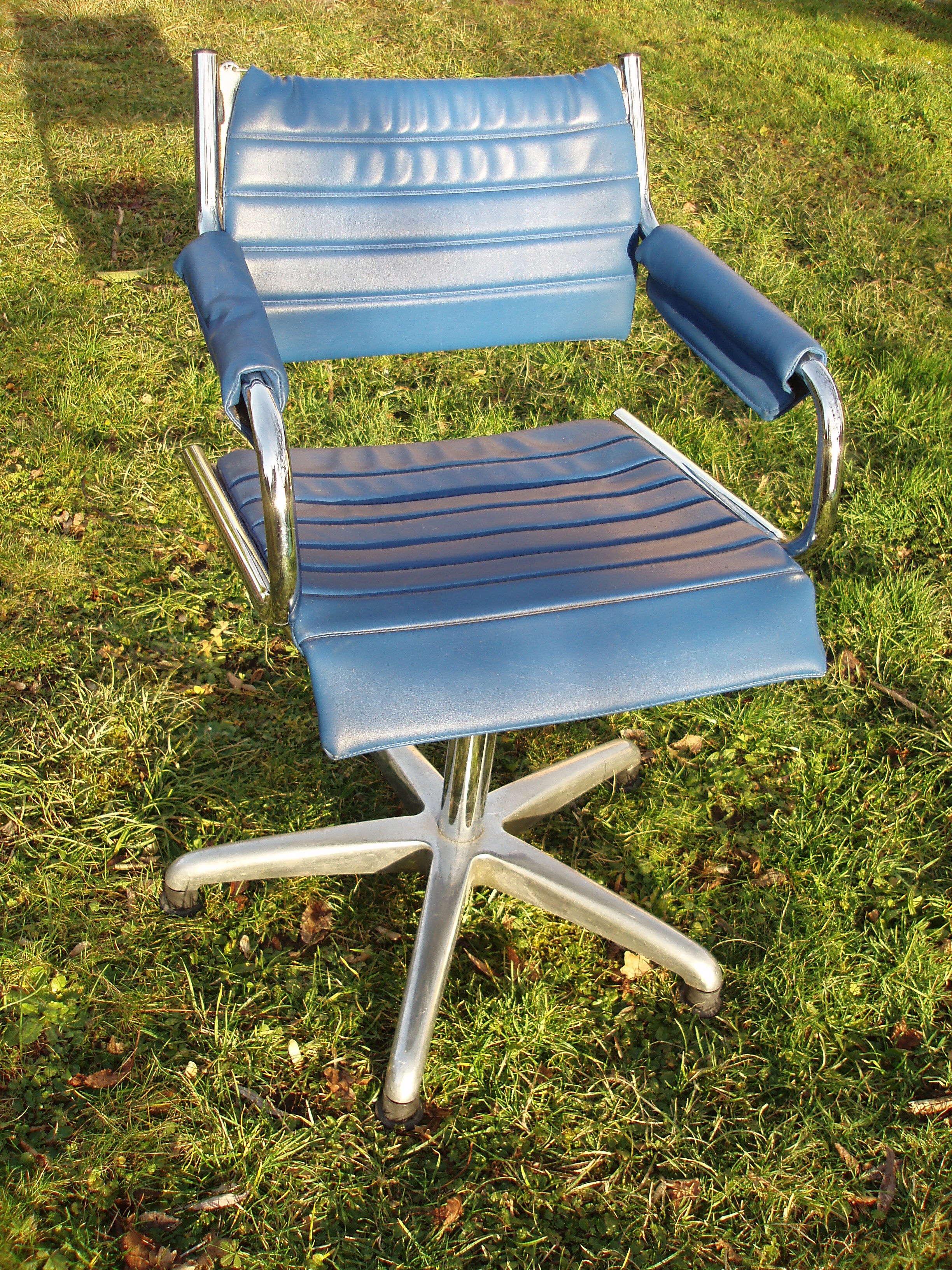 Blue office chair of the 70s swivelling