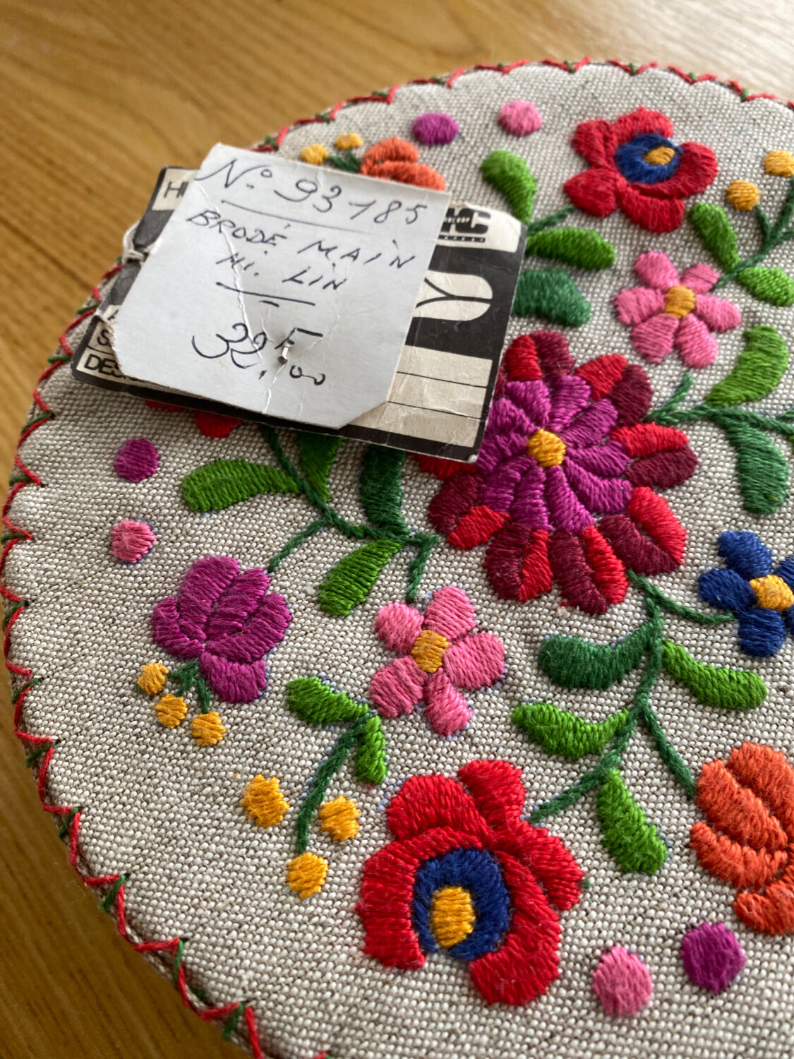 Mi-linen box and hand-embroidered flowers