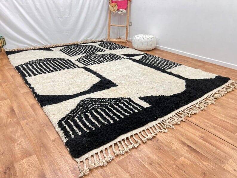 Traditional handmade Beni Ourain Berber rug, size 140 x 260 cm.