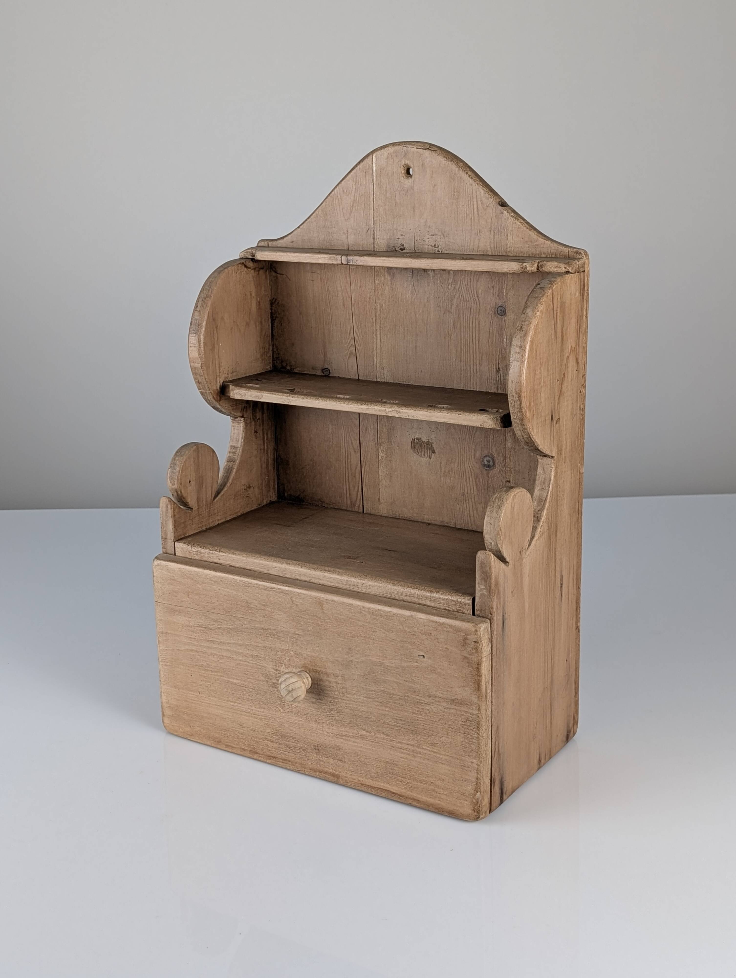 Étagère en pin sculpté à la main, style art populaire, 1 tiroir, 1950