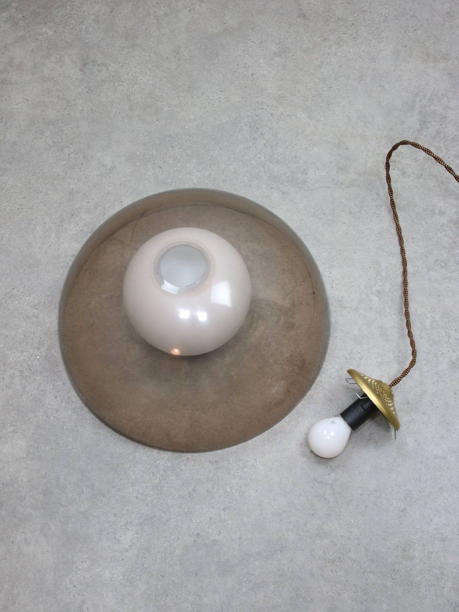 Lampe à suspension italienne en laiton, opaline et plexiglas de l'ère spatiale