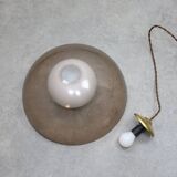 Lampe à suspension italienne en laiton, opaline et plexiglas de l'ère spatiale