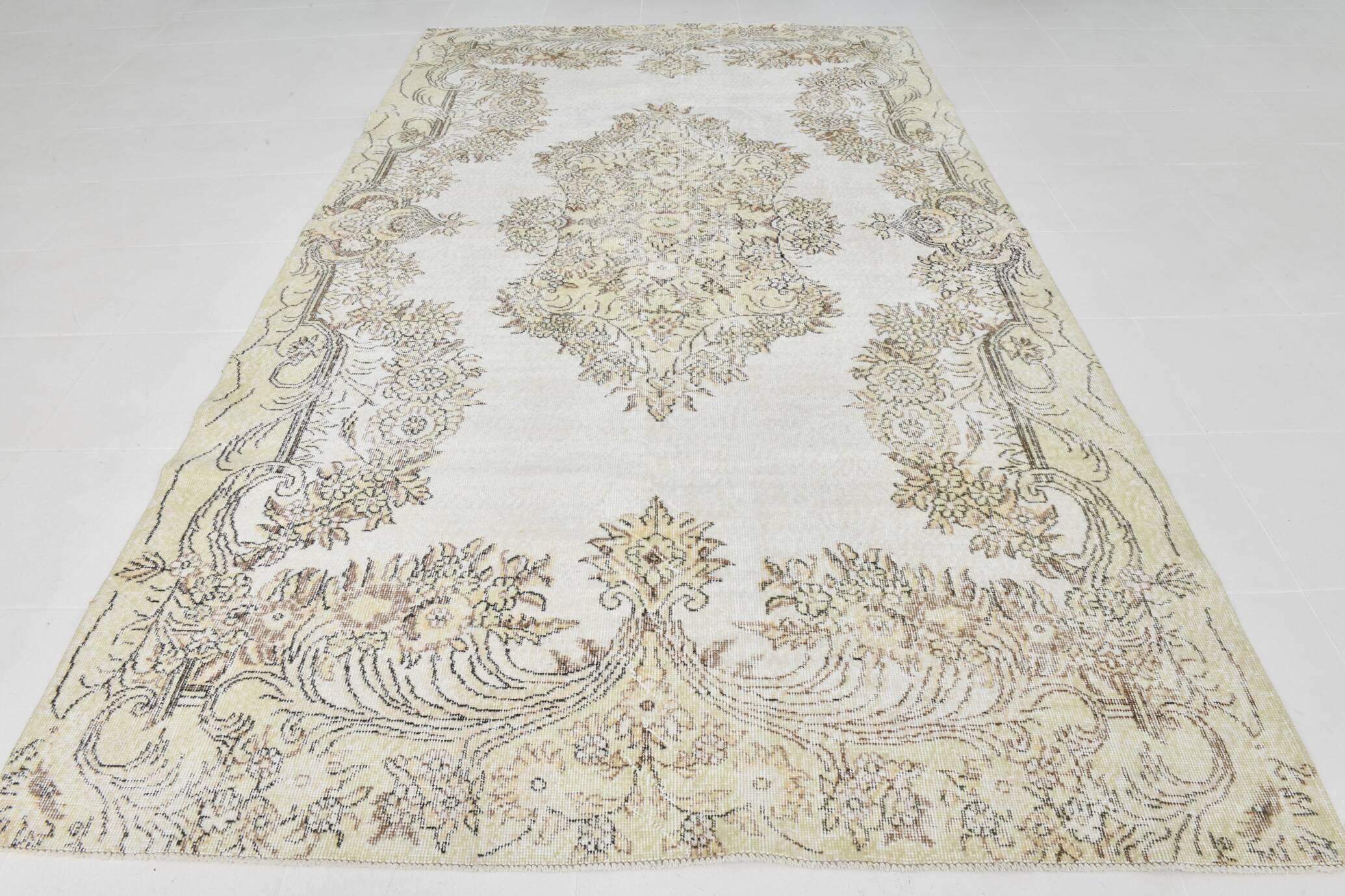 Tapis Persan Vintage Crème Fait Main, Élégance Florale Classique, 194x328
