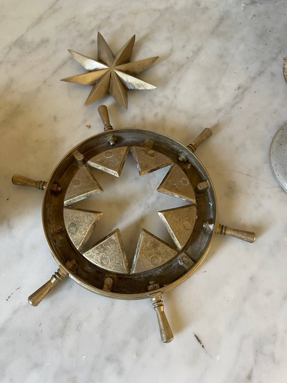 Cendrier rose des vents en laiton massif