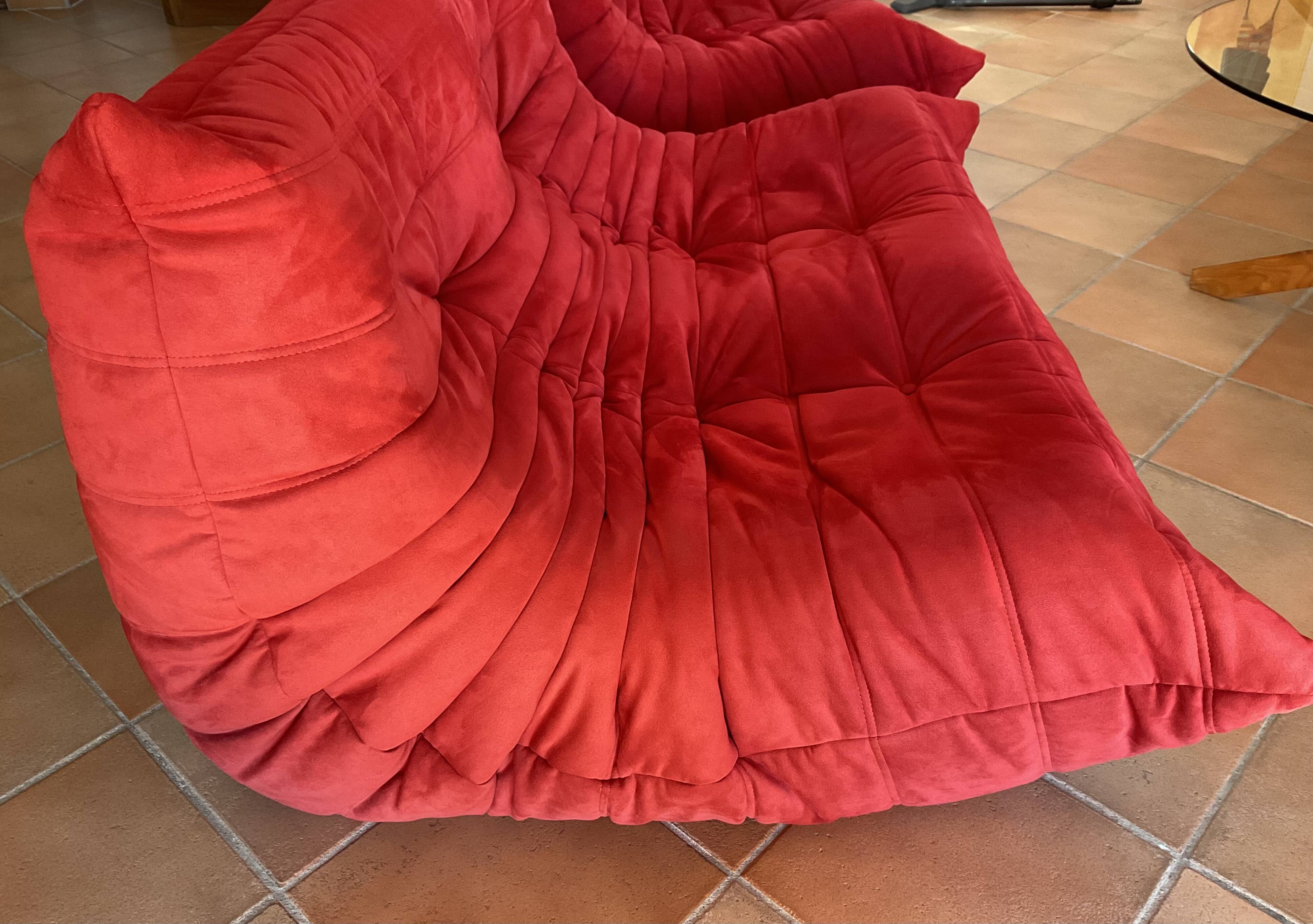 Togo 2-seater sofa in Goya red (red) by Ligne Roset