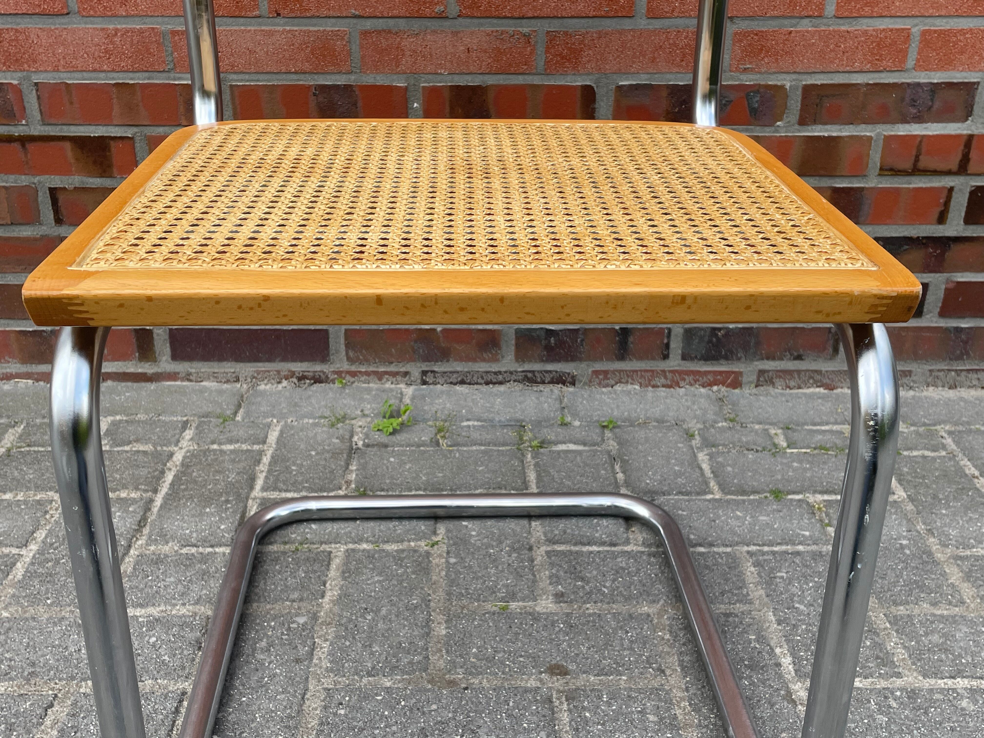 Ensemble de 4 Chaises vintage modèle Cesca B32 en chrome et bois