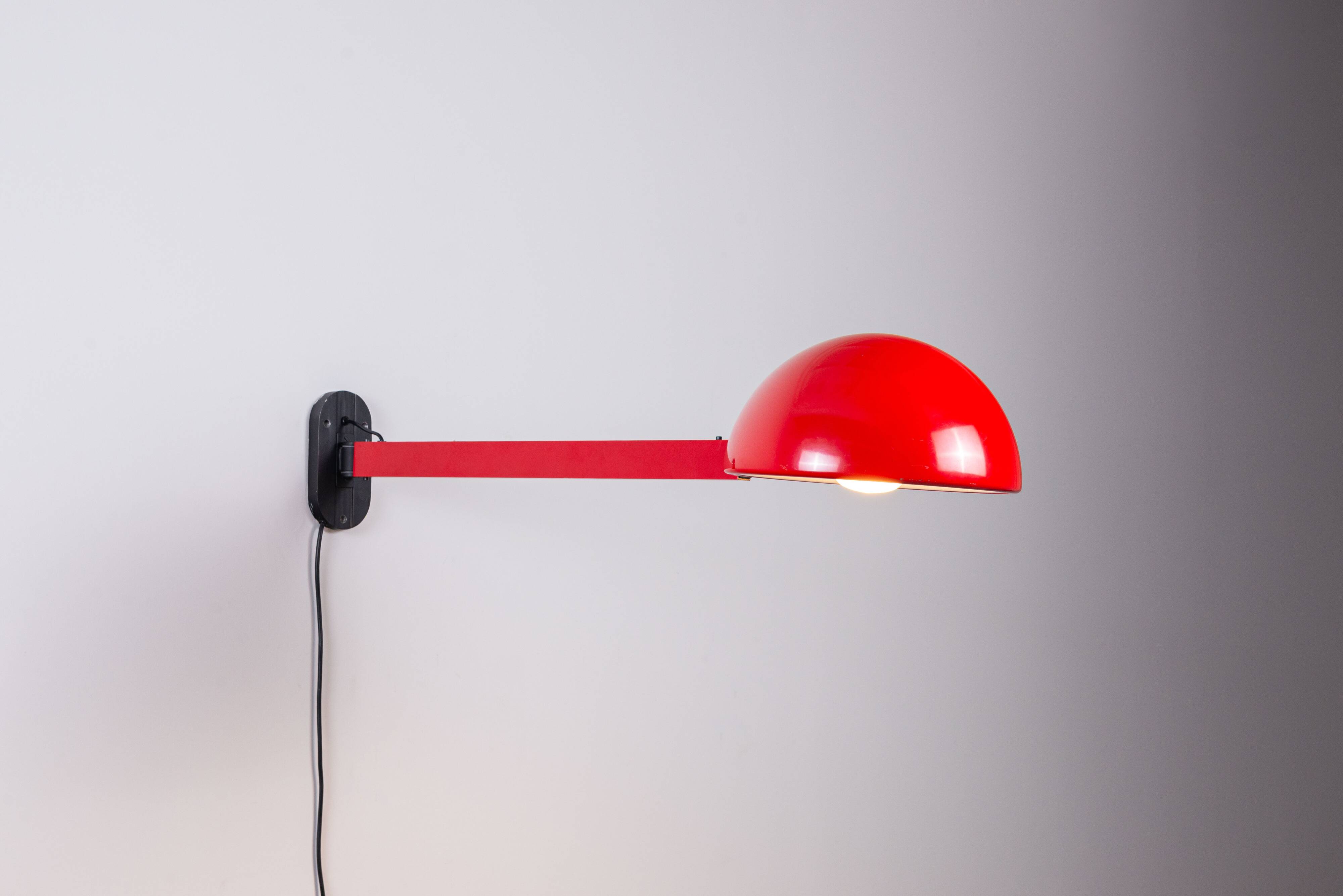 Lampe murale extensible post-moderne en métal rouge