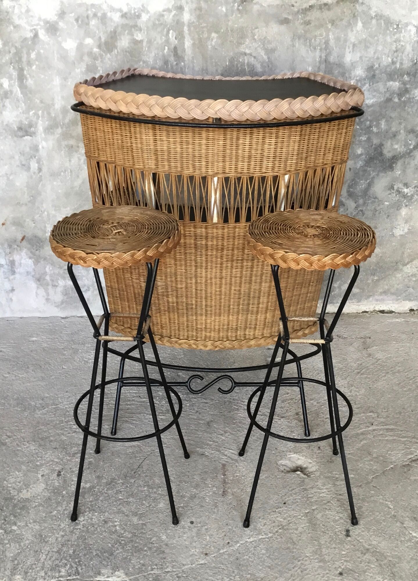 Vintage cocktail bar and its piare of stools - wicker and metal - 1960