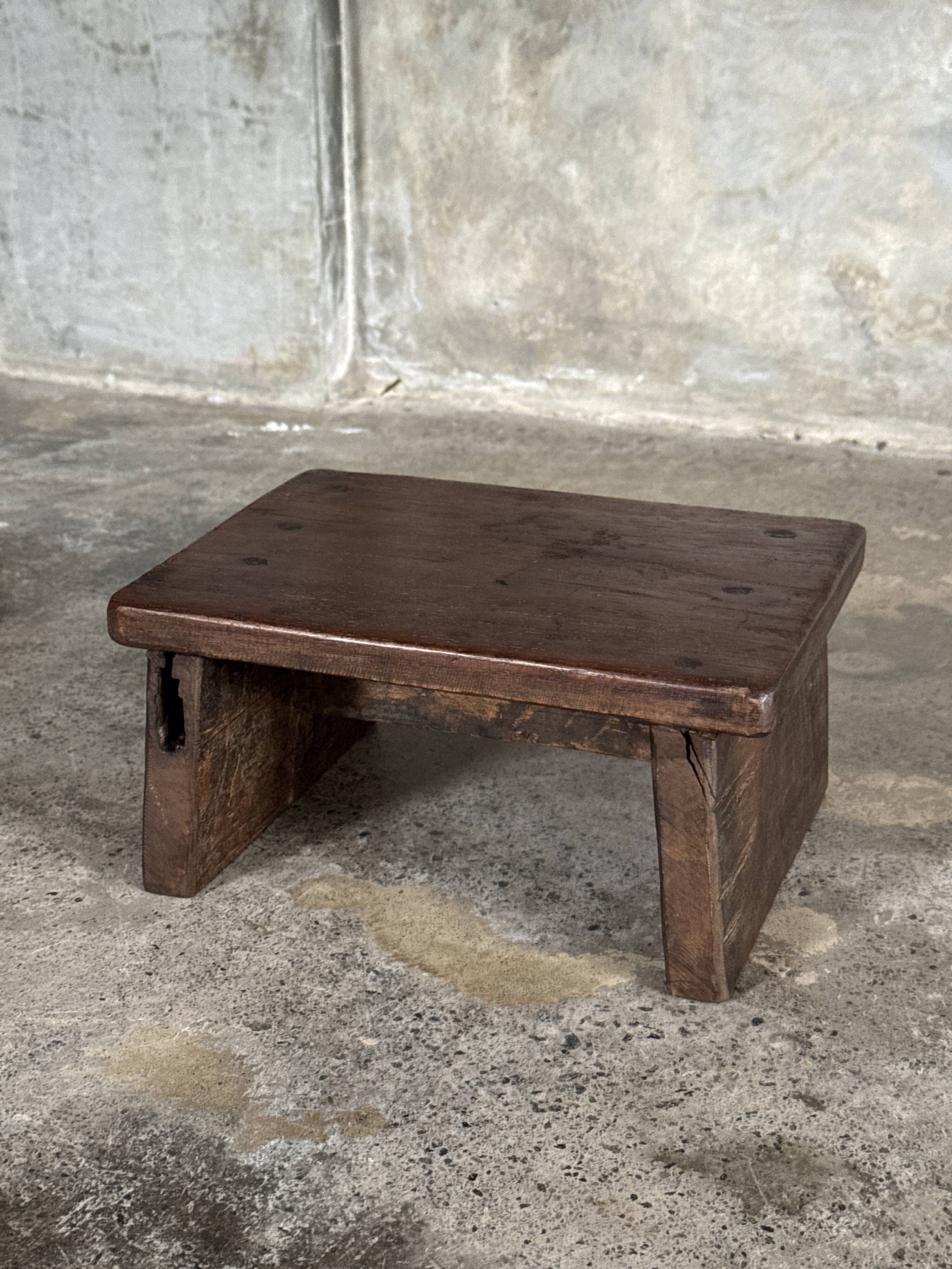 Small auxiliary stool in upcycled teak with traces of green chrome on the leg.