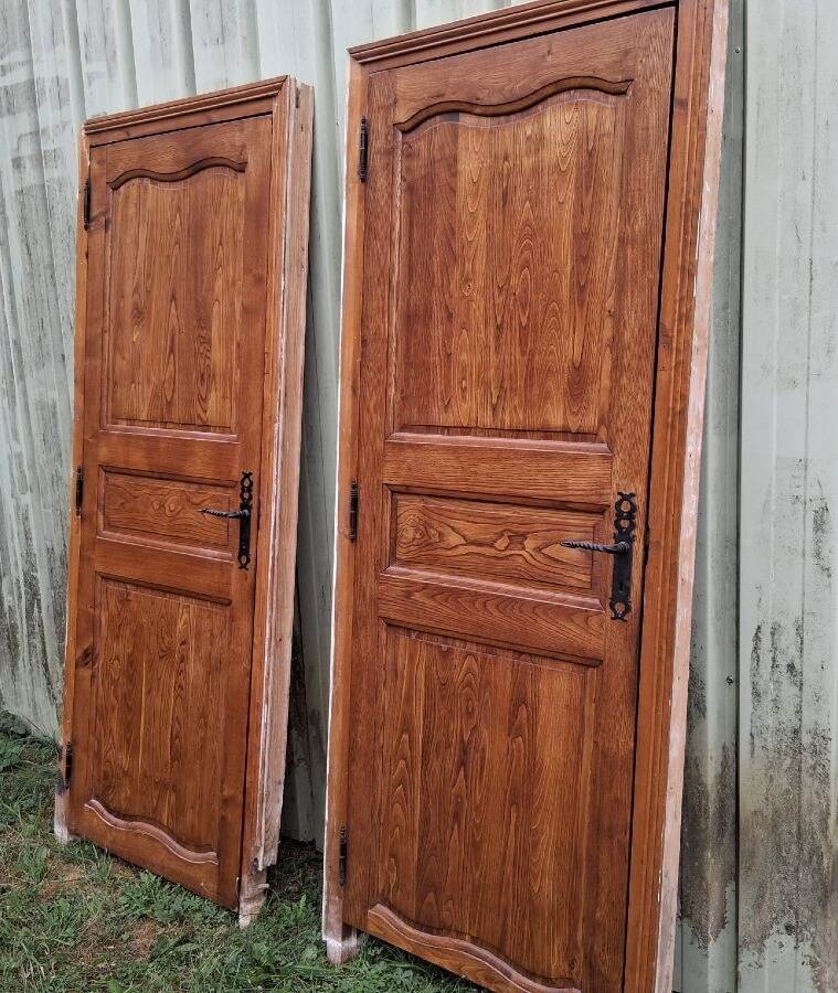 Pair of double-sided communication doors in chestnut with their frame - 20th century