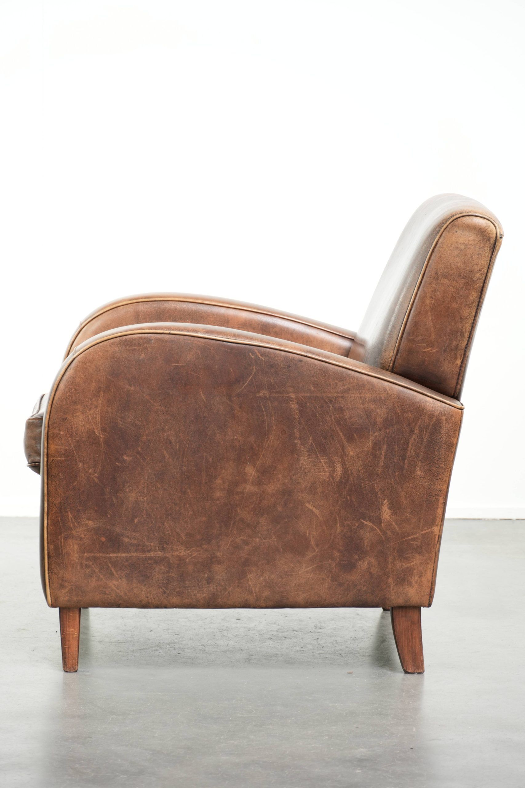Sheepskin armchair with a timeless design and stunning warm colours