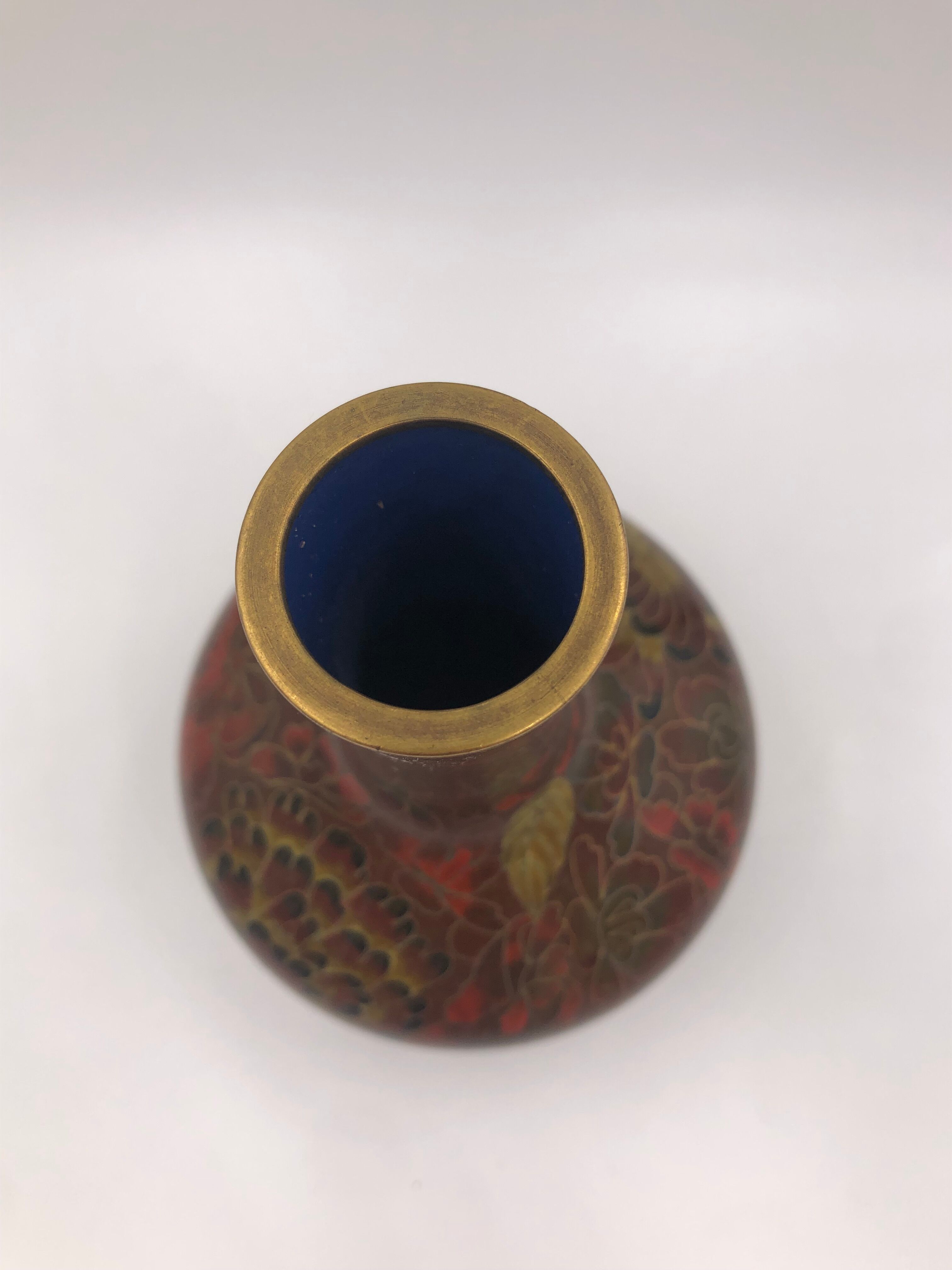Asian vase XXth, Japan, copper and cloisonné enamels, decoration flowers red and gold.