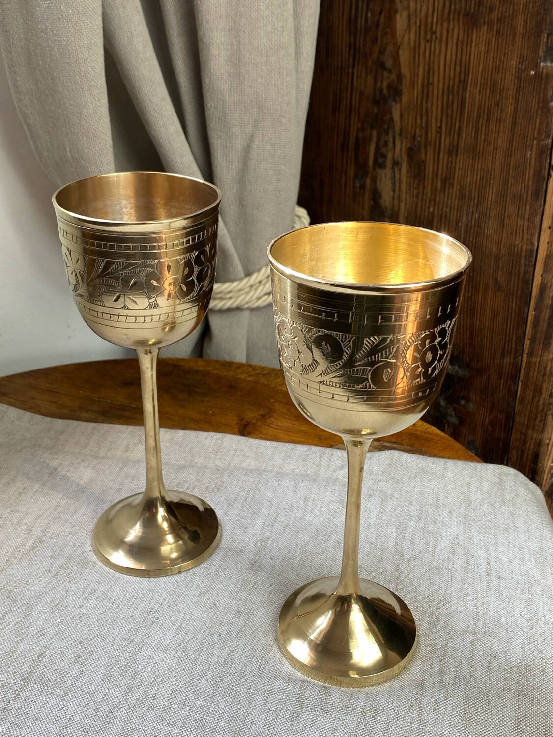 Calices, verre à pied en laiton gravés