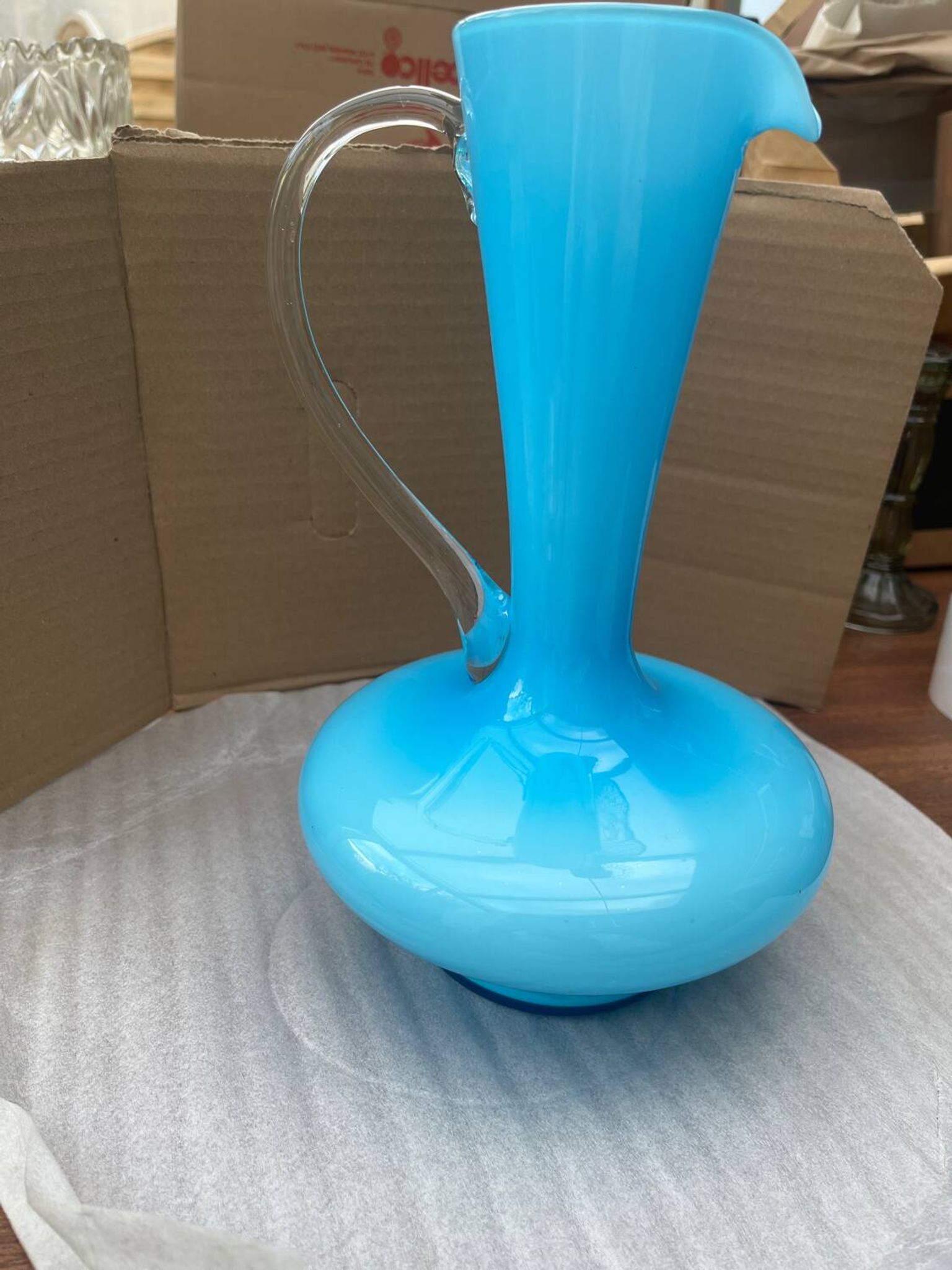 Vase, carafe en opaline bleue avec anse transparente