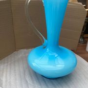 Vase, carafe en opaline bleue avec anse transparente
